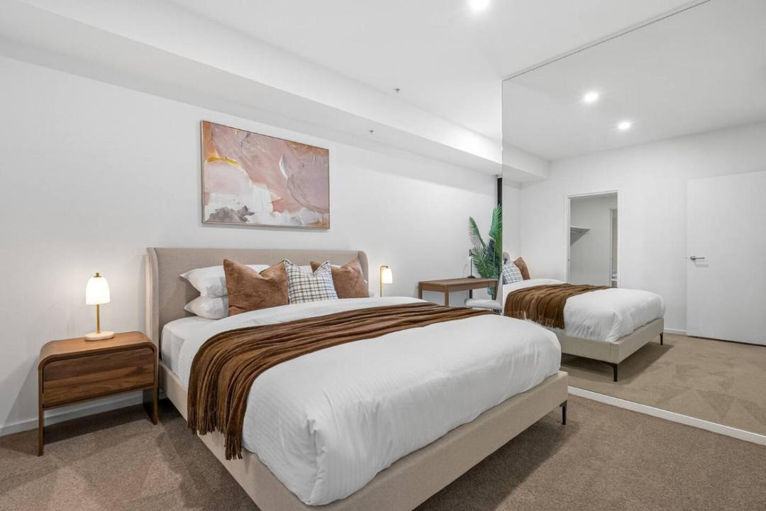 Docklands Apartment | Modern 3BR Melbourne Waterfront Apartment with Resort Amenities in Docklands