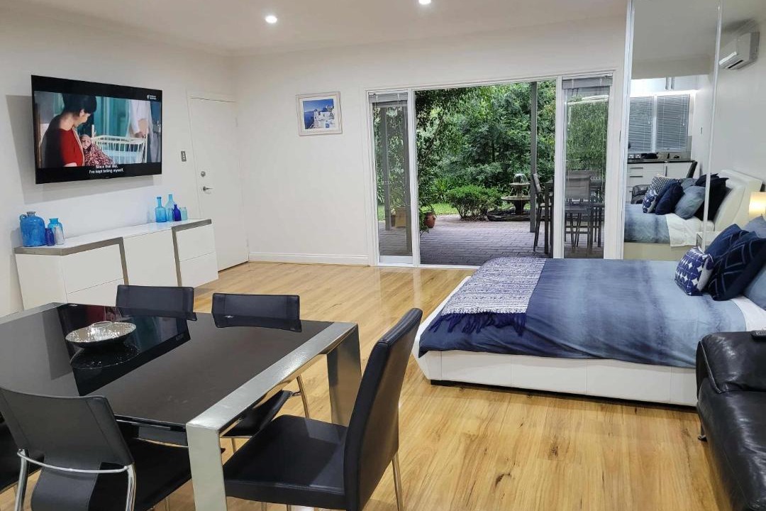 Bellevue Heights House | Luxury Resort Studio Apartment Retreat with Pool, Tennis & Alfresco