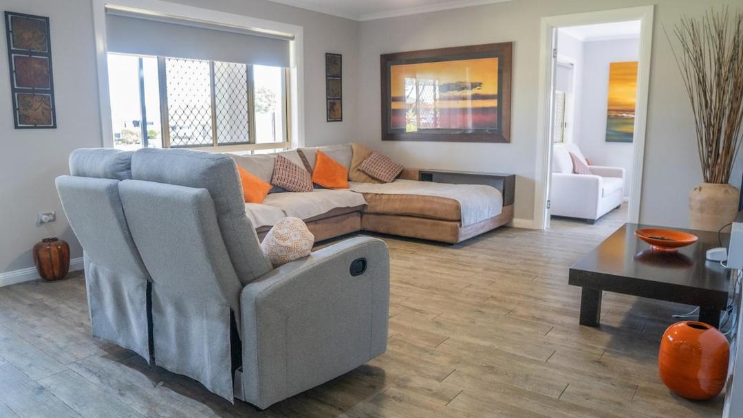 Urraween House | Stays with Ripley 3 min to hospital and beach Pet friendly