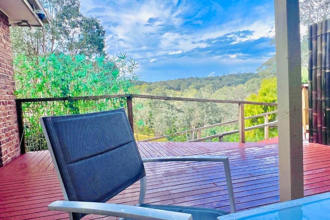 Wonga Park House | Peaceful Bushland Retreat with Treetop Hills Views