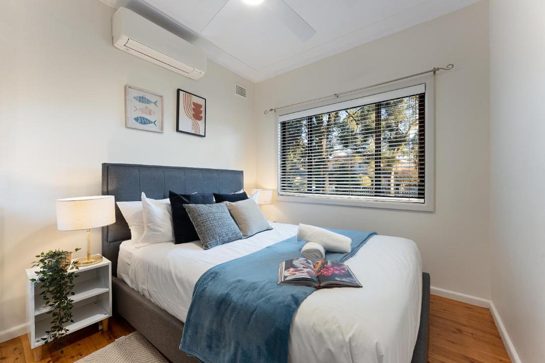 North Ryde House | Family-Sized Comfort - 4 bedroom House Near Macquarie & Metro