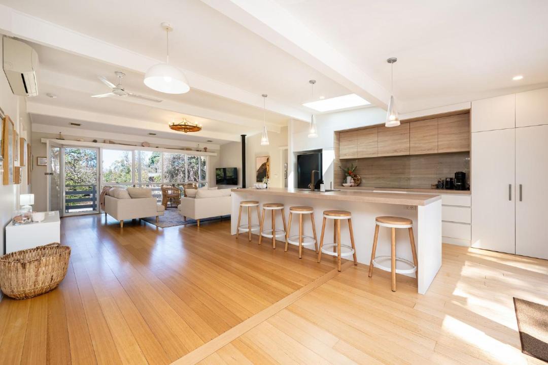 Somers House | Arlo Beach House - Beachside, Pet Friendly, Fireplace