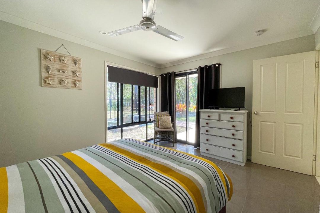 Toogoom House | Wags On The Beach - Toogoom - Beachfront- 4BR-Aircon- Pets OK