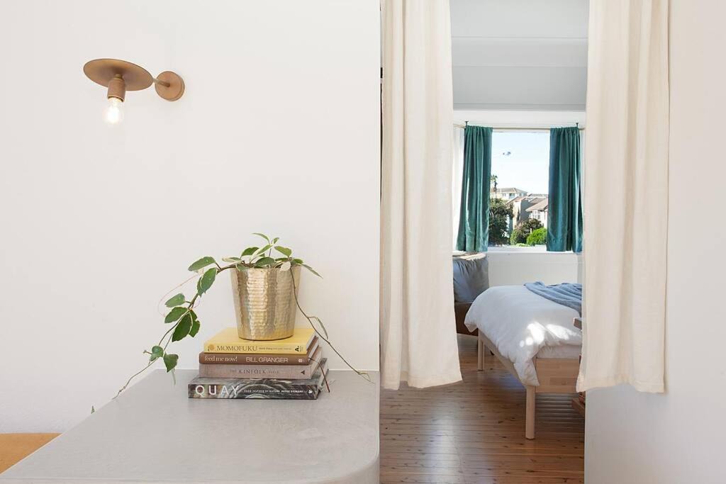 North Bondi Apartment | Sun-filled North Bondi Apartment moments to beach