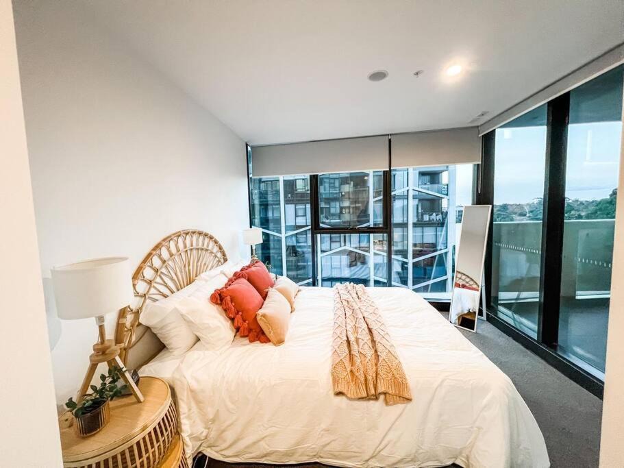 Reid Apartment | Heart of City - Pool - Parking - Self check-in