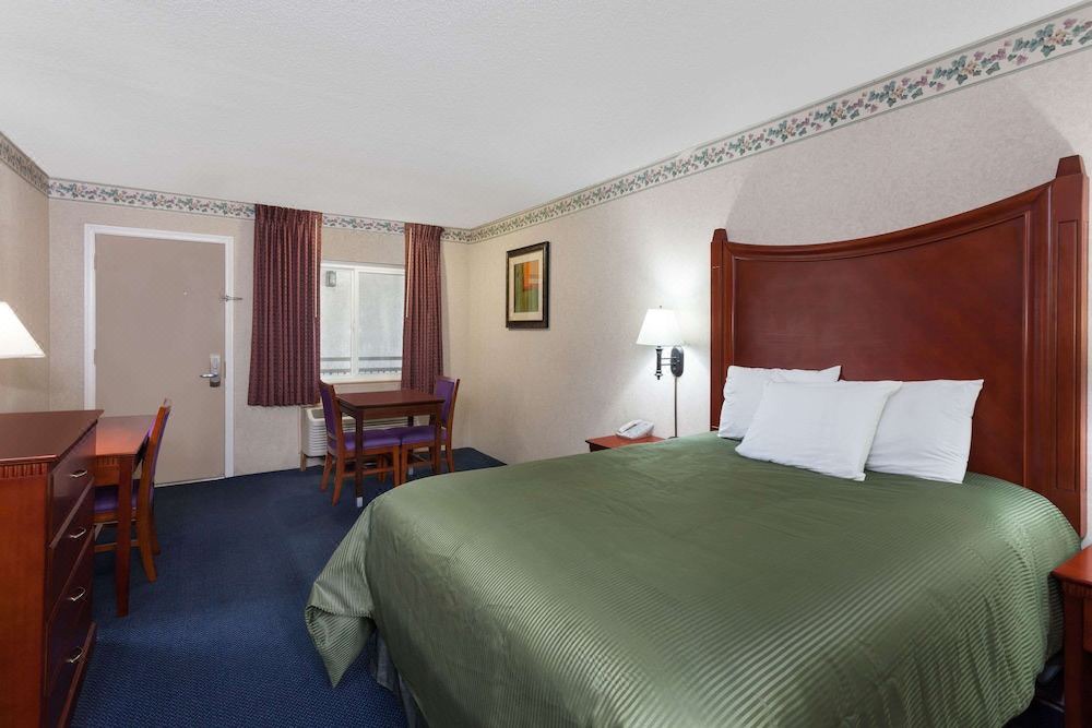 Photo of Bedroom in East Side Costa Mesa