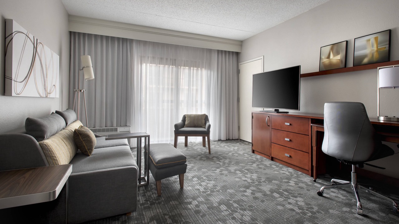 Photo of Livingroom in Red Bank - Tinton Falls