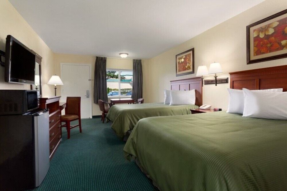 Photo of Bedroom in East Side Costa Mesa