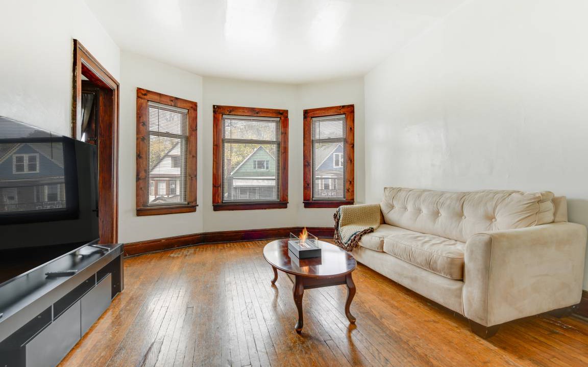 Photo of Livingroom in Front Park