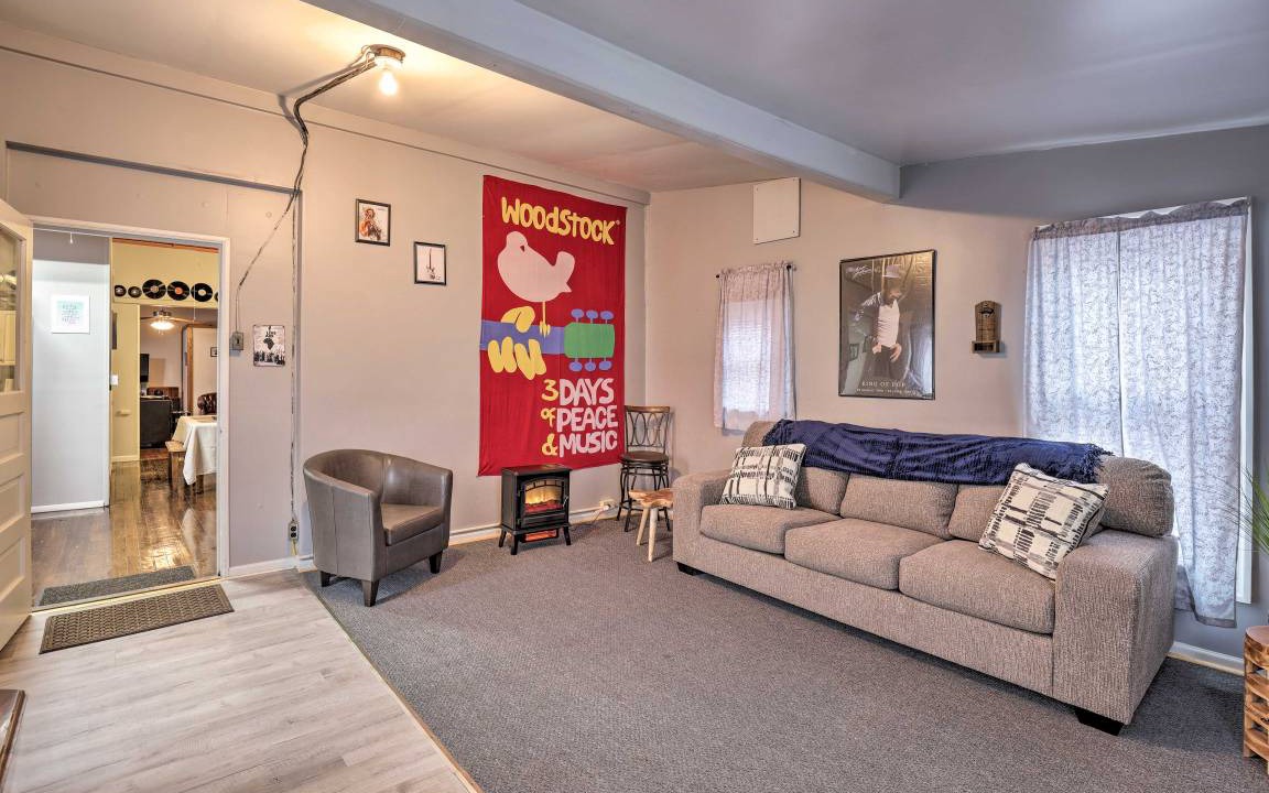 Photo of Livingroom in Oaks Corners