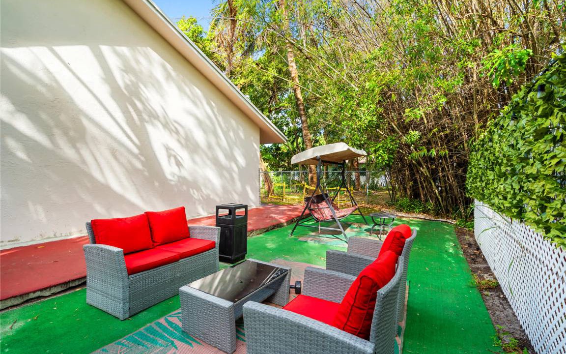 Photo of Patio Balcony in Middle River Terrace