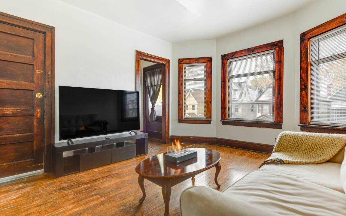 Photo of Livingroom in Front Park