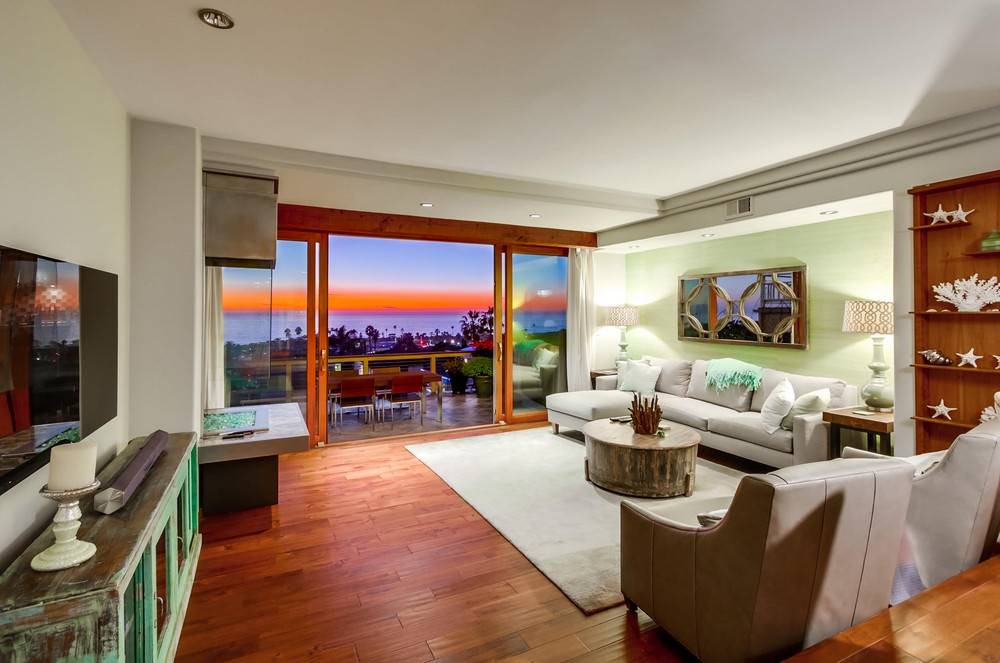 Photo of Livingroom in Cardiff-by-the-Sea