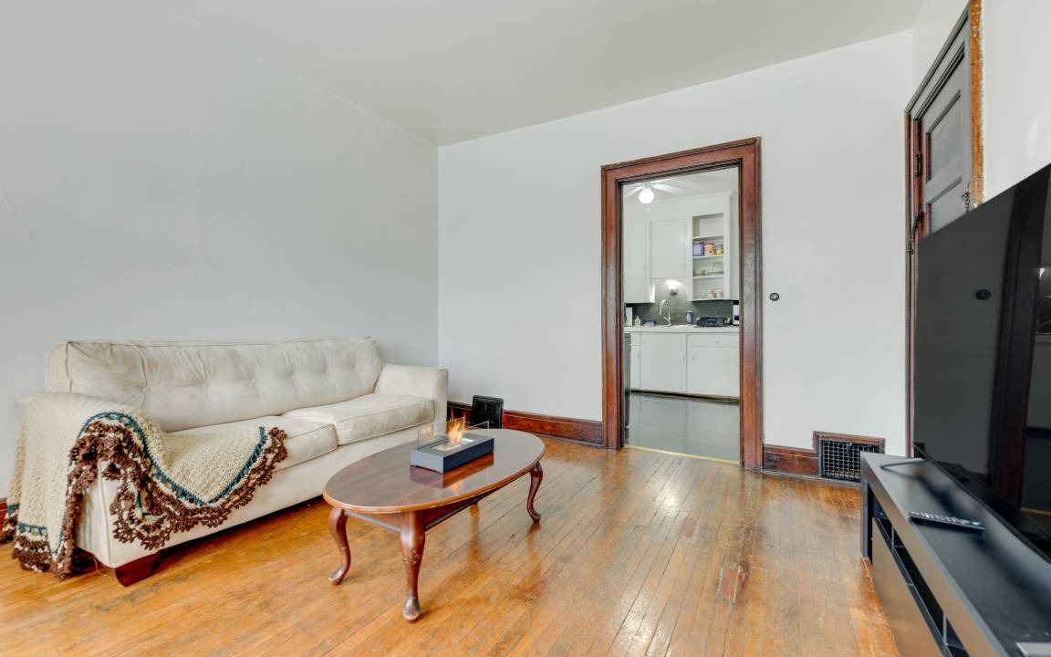 Photo of Livingroom in Front Park