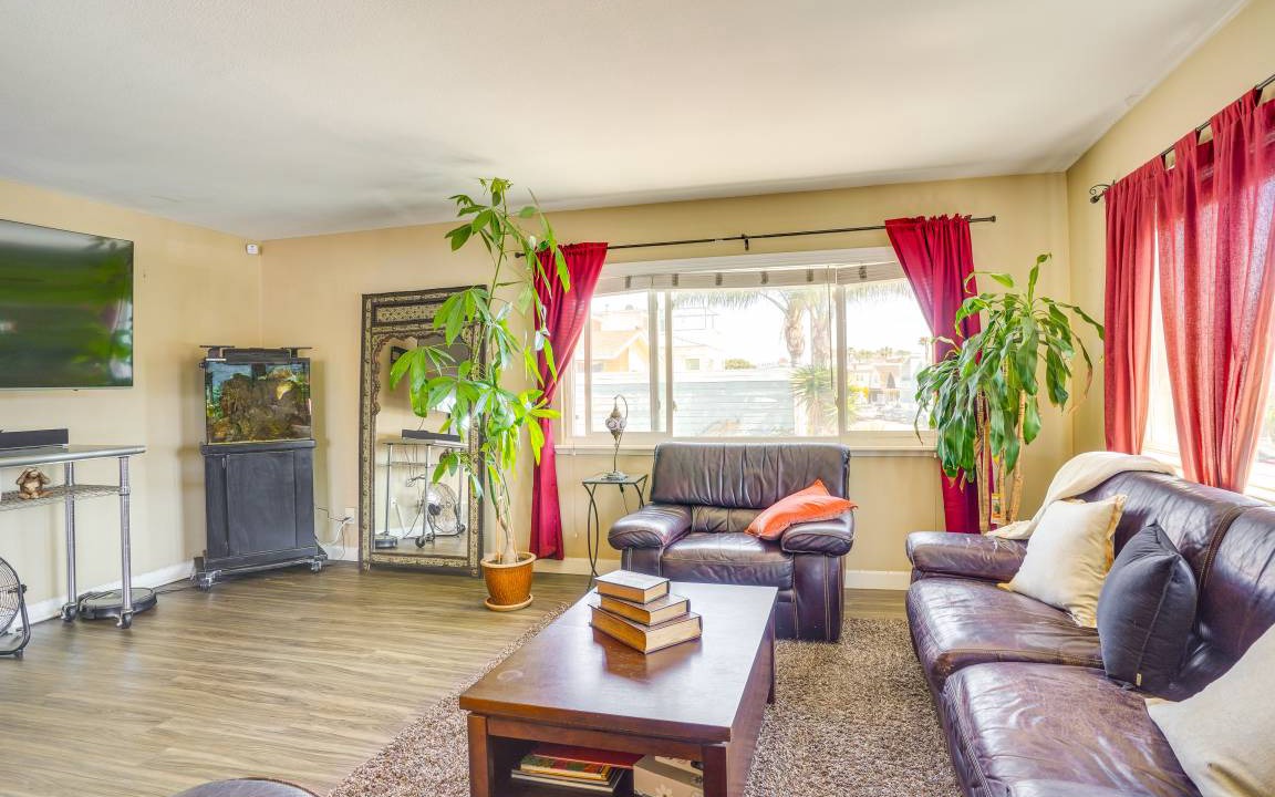 Photo of Livingroom in Balboa Peninsula