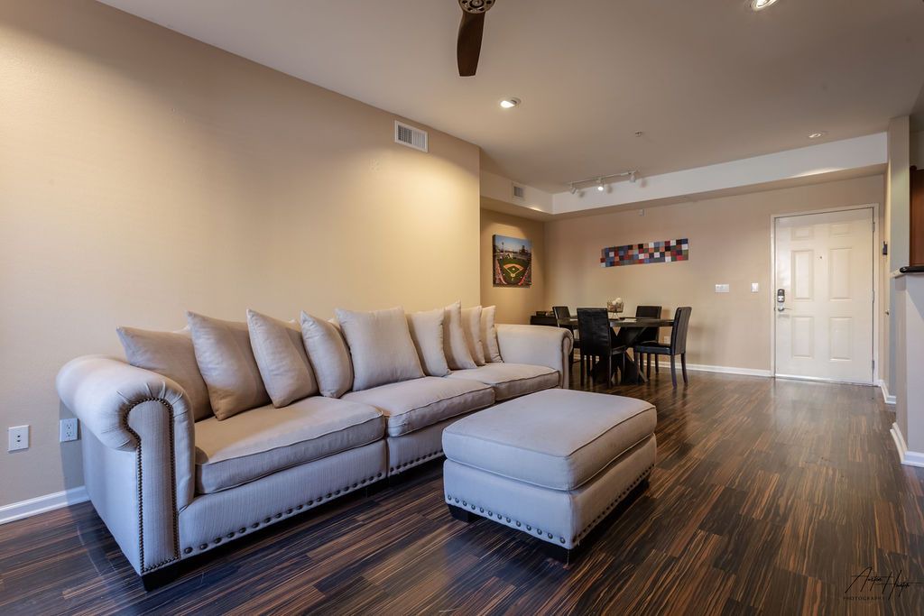 Photo of Livingroom in Platinum Triangle