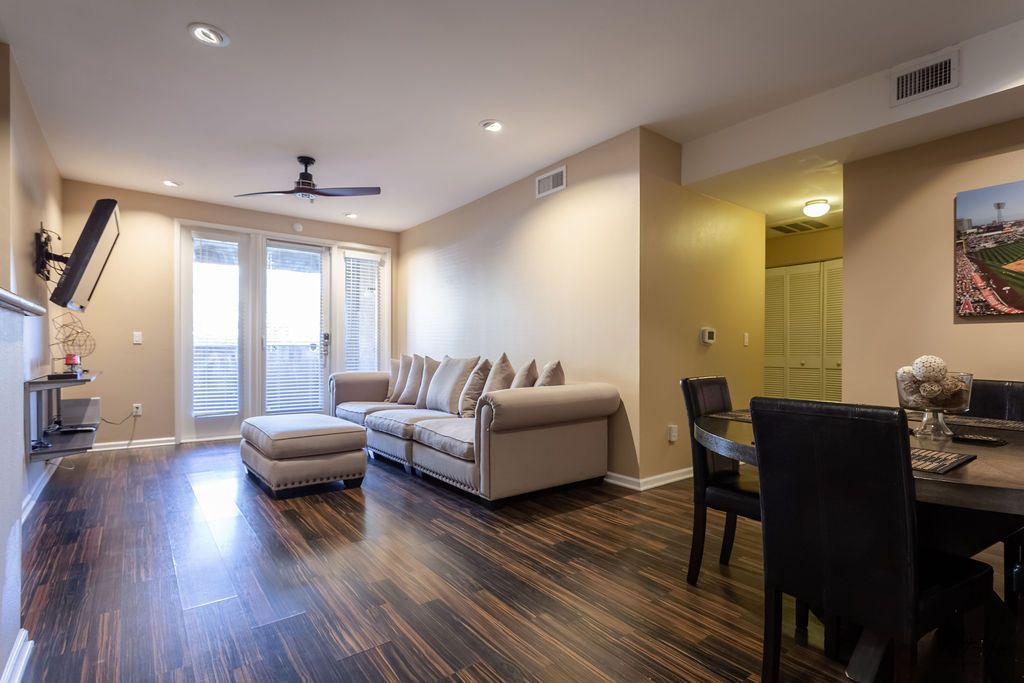Photo of Livingroom in Platinum Triangle