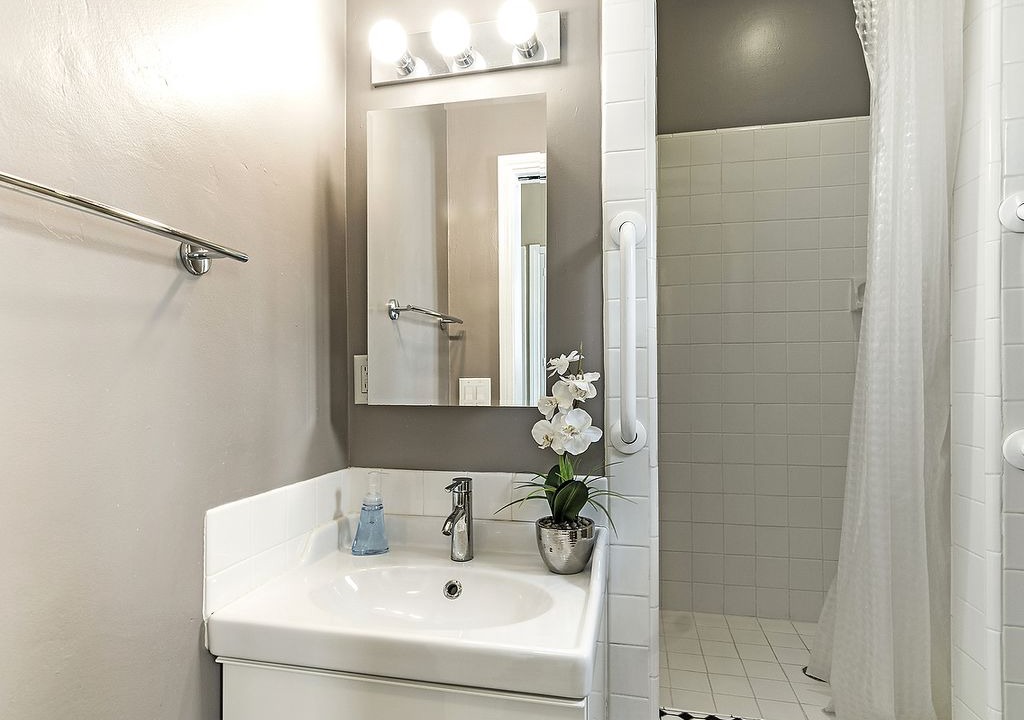 Photo of Bathroom in La Brea