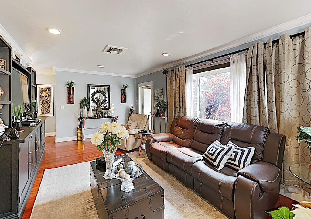 Photo of Livingroom in South Middle River