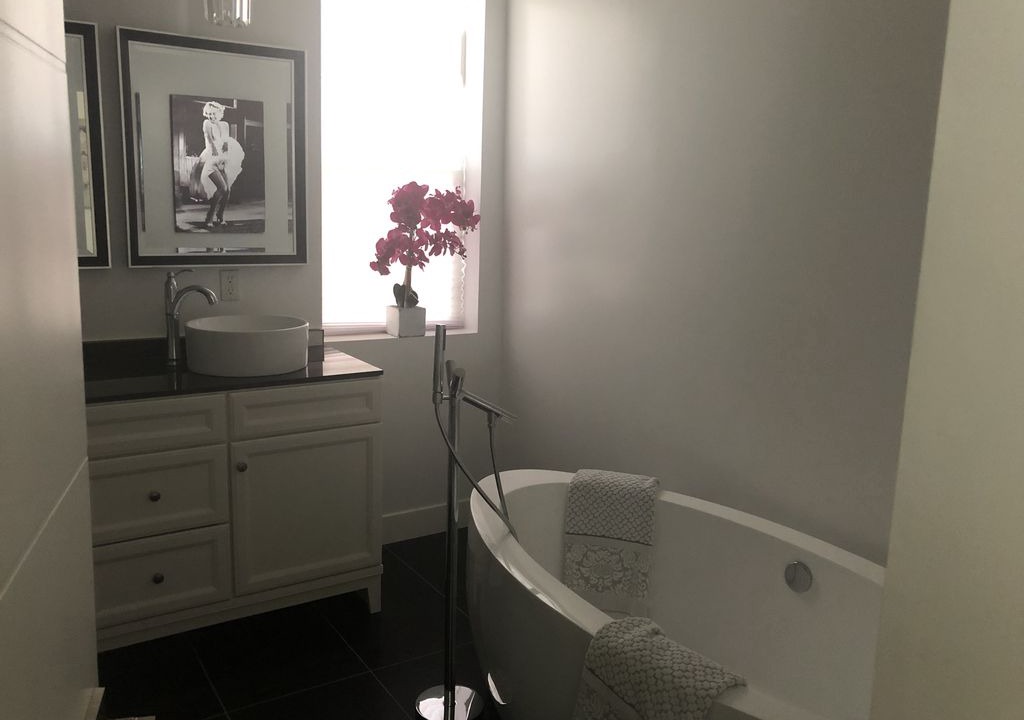 Photo of Bathroom in Toluca Lake