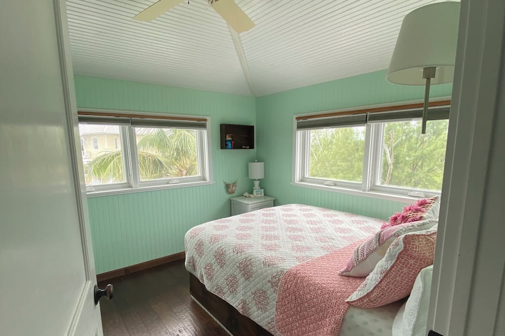 Photo of Bedroom in Green Turtle Cay