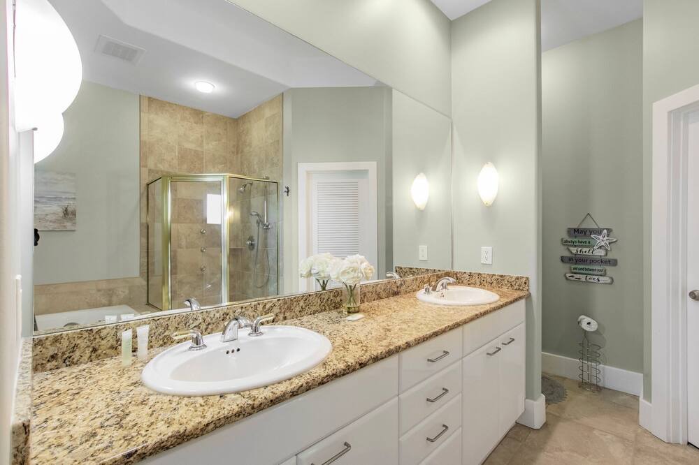 Photo of Bathroom in Orange Beach East