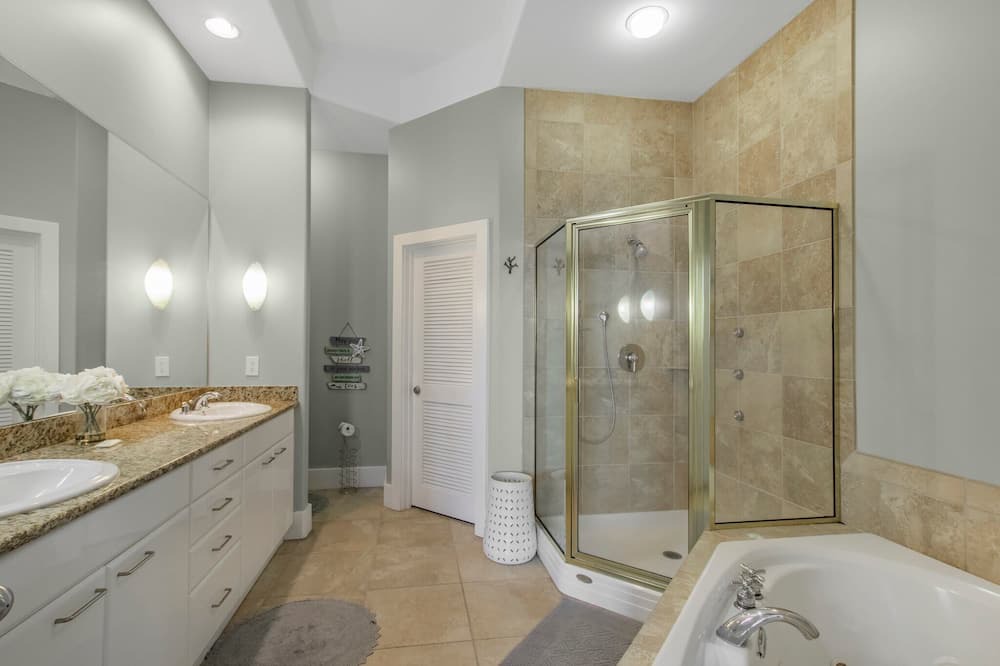 Photo of Bathroom in Orange Beach East