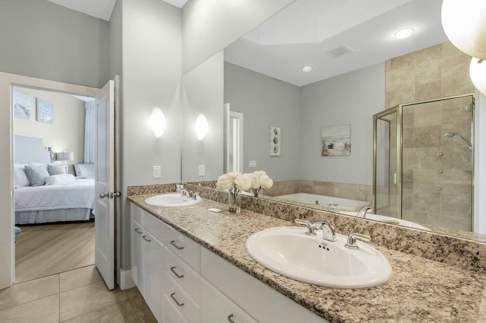 Photo of Bathroom in Orange Beach East