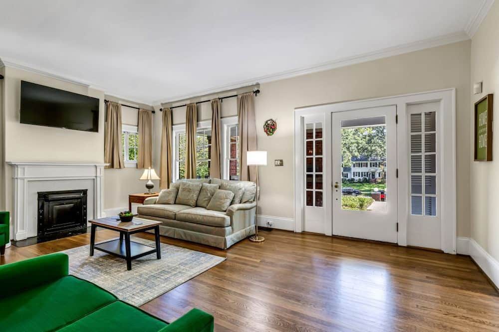 Photo of Livingroom in Old Irving Park