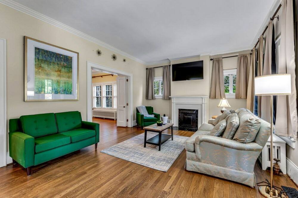 Photo of Livingroom in Old Irving Park