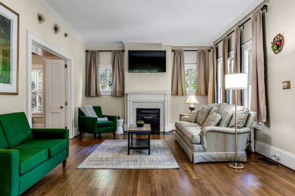 Photo of Livingroom in Old Irving Park