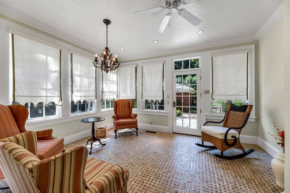 Photo of Livingroom in Old Irving Park