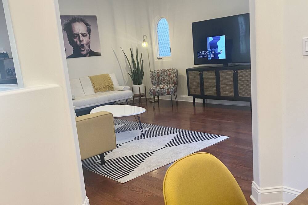 Photo of Livingroom in Beachwood Canyon