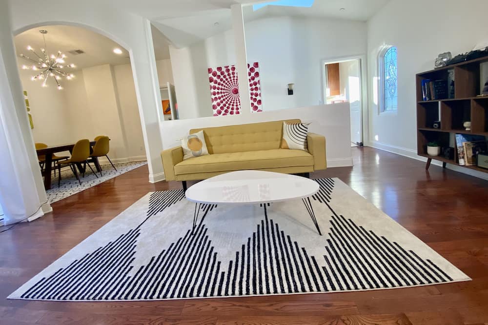 Photo of Livingroom in Beachwood Canyon