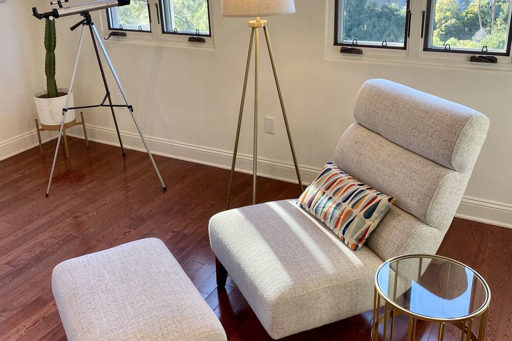 Photo of Livingroom in Beachwood Canyon