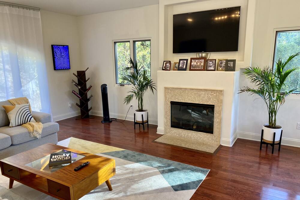 Photo of Livingroom in Beachwood Canyon
