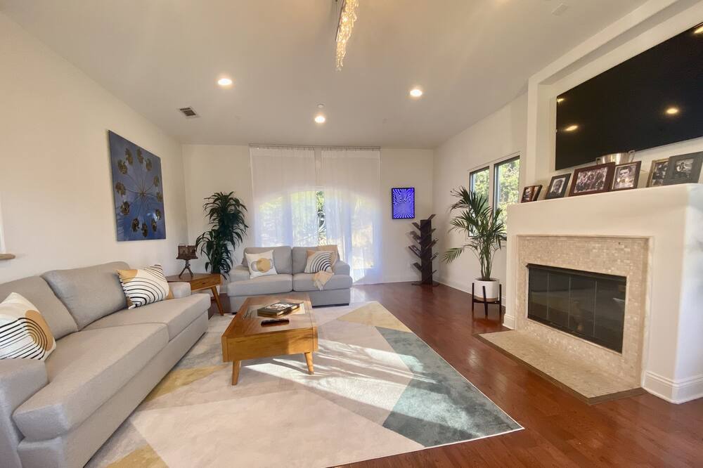 Photo of Livingroom in Beachwood Canyon