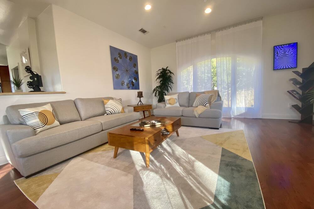 Photo of Livingroom in Beachwood Canyon