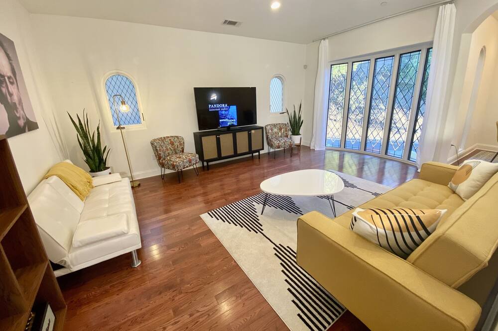 Photo of Livingroom in Beachwood Canyon