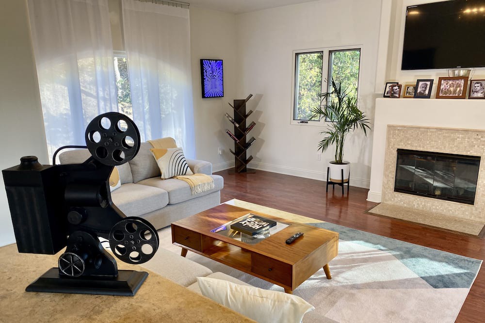 Photo of Livingroom in Beachwood Canyon