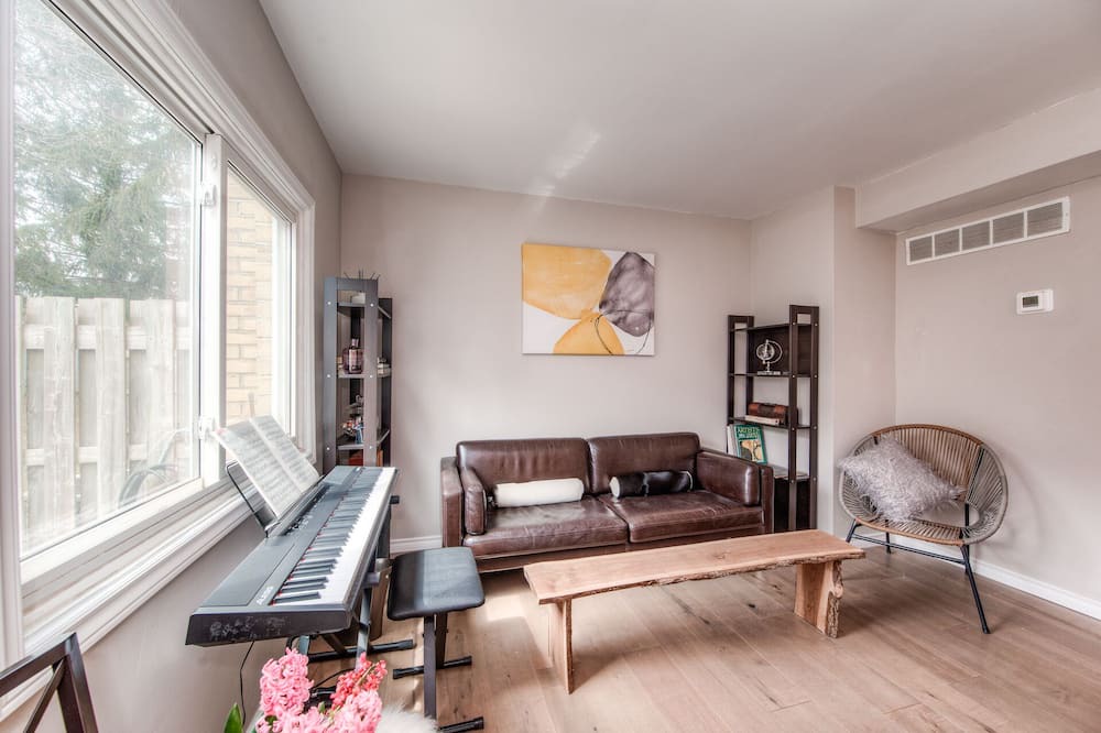 Photo of Livingroom in Victoria Hills