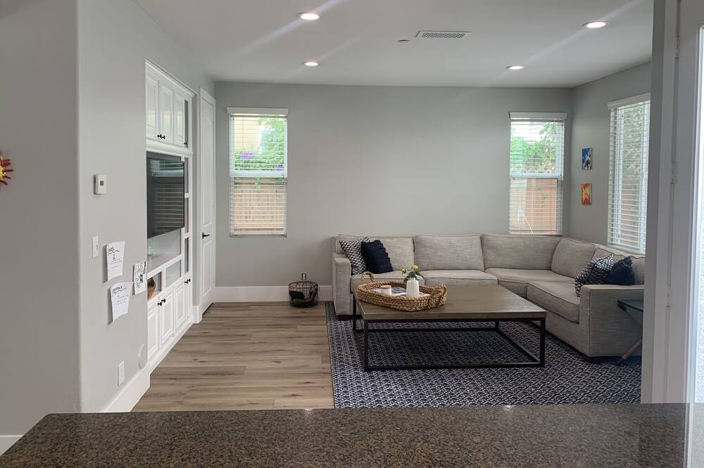 Photo of Livingroom in East Side Costa Mesa
