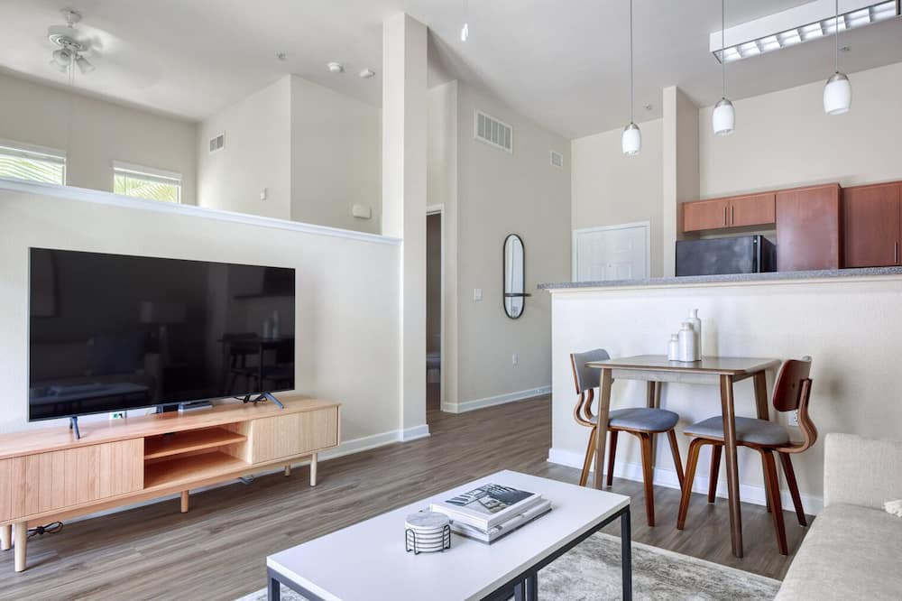 Photo of Livingroom in Warner Center