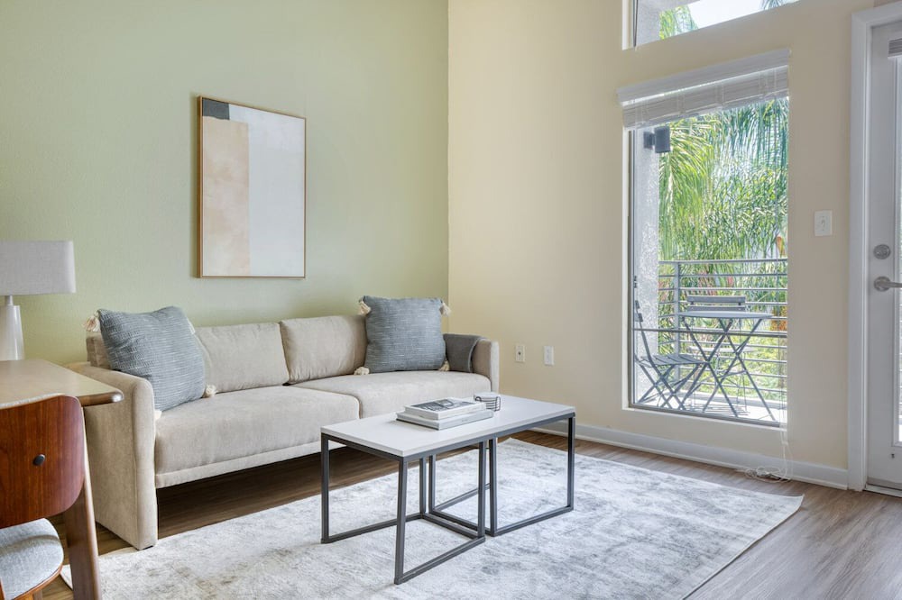 Photo of Livingroom in Warner Center