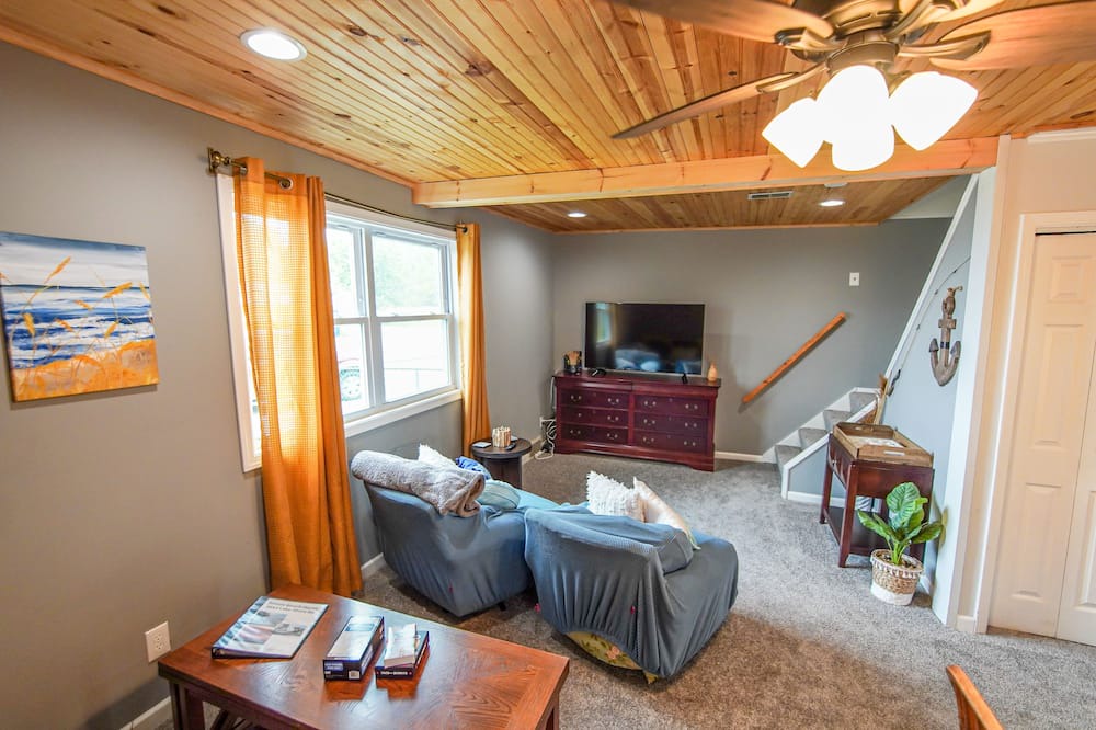Photo of Livingroom in Lake Erie Beach