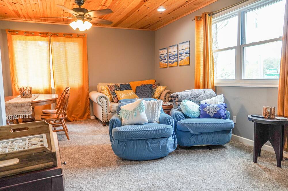 Photo of Livingroom in Lake Erie Beach