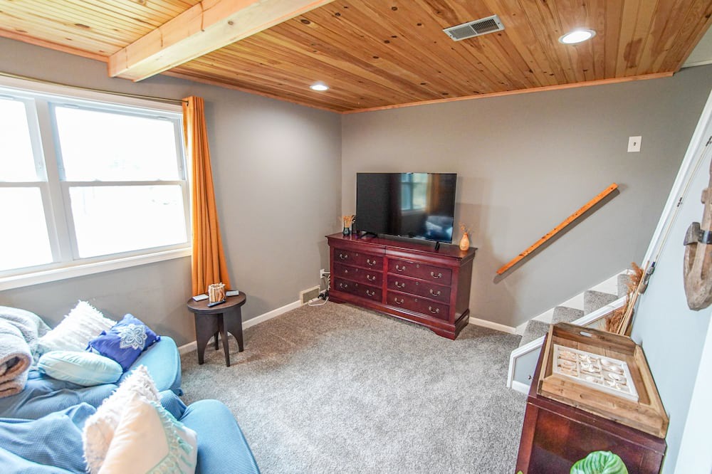 Photo of Livingroom in Lake Erie Beach