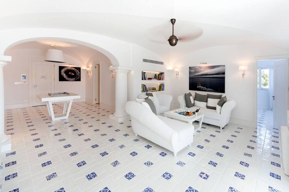 Photo of Livingroom in Golturkbuku