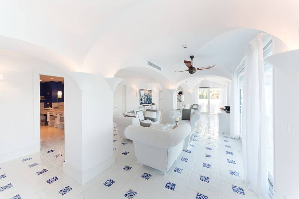 Photo of Livingroom in Golturkbuku