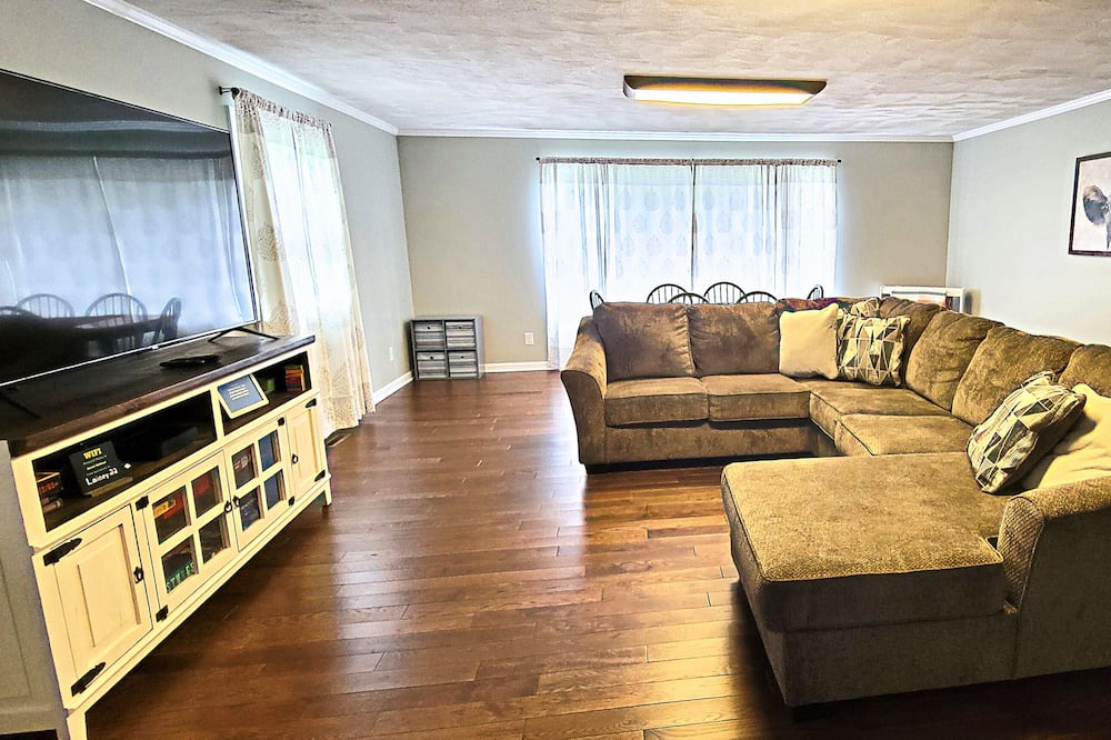 Photo of Livingroom in Sugar Grove